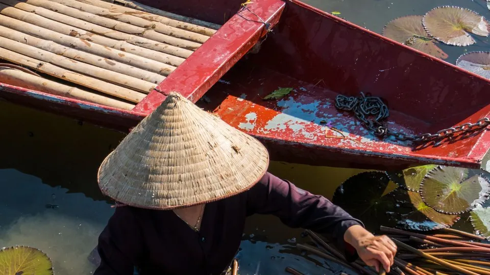 Donna con cappello conico di bambù tipico del Vietnam